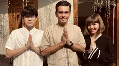 Di Instagram pribadinya, Teddy Syach mengunggah momen saat menghabiskan waktu bareng dua buah hatinya. Seperti inilah potret Teddy Syach bareng dua anaknya saat merayakan hari raya Idul Fitri pada 2022. Kehangatan ayah dan anak begitu terasa dalam foto ini. (Liputan6.com/IG/@syach_t)