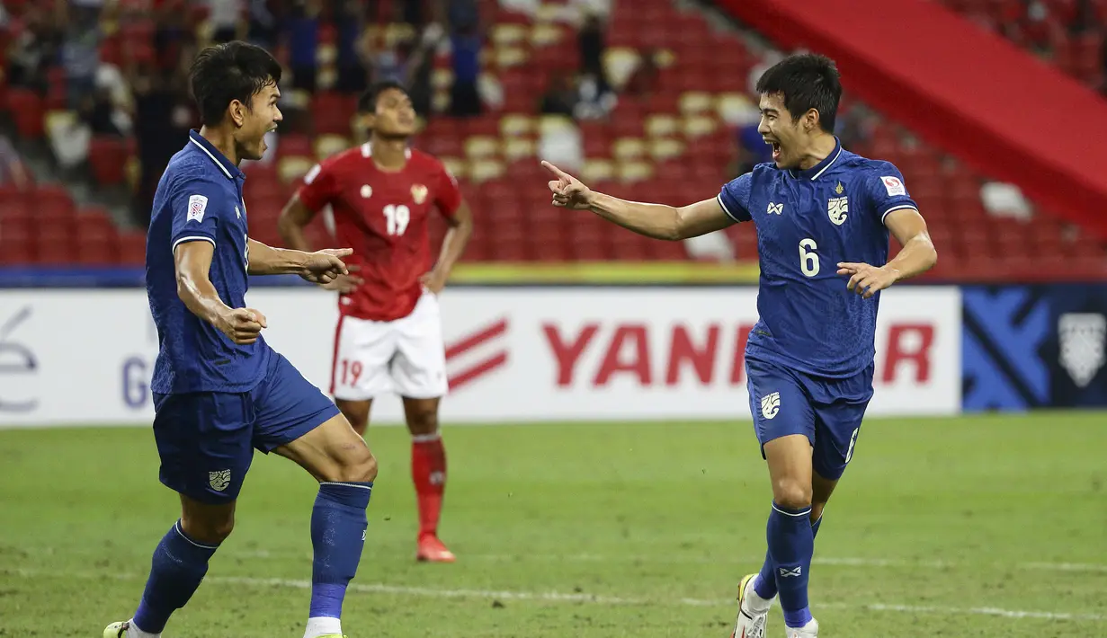 Timnas Indonesia kembali kebobolan dan tertinggal 1-2 dua menit berselang. Sarach Yooyen berhasil menyambar bola liar di depan kotak penalti yang sebenarnya berusaha dipotong Asnawi Mangkualam. (AP/Suhaimi Abdullah)