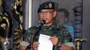 Panglima Divisi Infanteri 1 Kostrad Mayjen TNI Sudirman membacakan sambutan Pangkostrad Letjen TNI Edy Rahmayadi saat menyambut kontingen AASAM di Bandara Soetta, Senin (23/5). AASAM digelar selama 16 hari di Australia. (Liputan6.com/Helmi Fithriansyah)