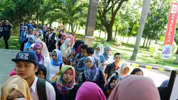 Antrean peserta untuk melakukan registrasi acara EMTEK Goes To Campus (EGTC) 2017 di Universitas Negeri Semarang, Rabu (5/4). Tahun ini, EMTEK kembali gelar acara EGTC di 5 kota, diantaranya Semarang, Malang dan kota besar lain (Liputan6.com/Yoppy Renato)
