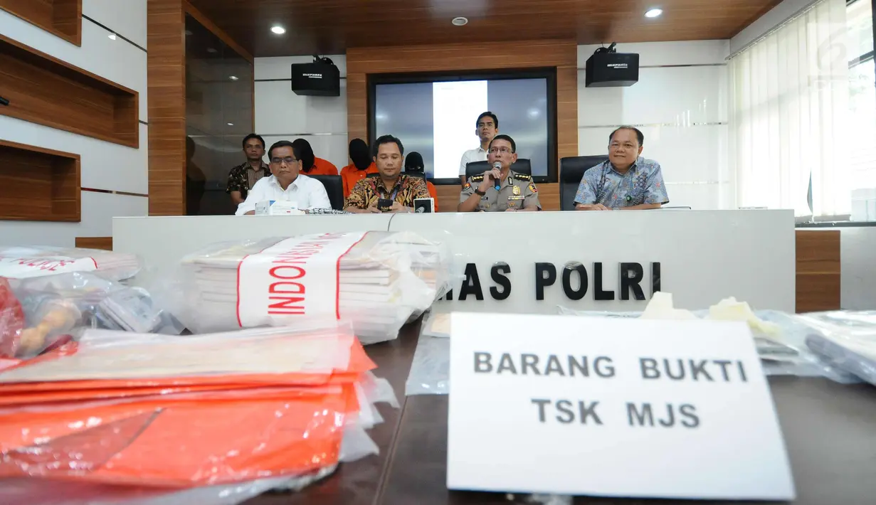 Kabagpenum Polri Kombes Pol Martinus Sitompul (ketiga kiri) memberi keterangan pengungkapan jaringan jual beli surat keterangan sakit online di Jakarta, Jumat (12/1). Ditpidsiber Mabes Polri menangkap tiga tersangka. (Liputan6.com/Helmi Fithriansyah)