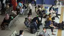 Sejumlah calon pemudik menanti kedatangan bus di Terminal Kampung Rambutan, Jakarta, Rabu (19/5/2021). Pemerintah Provinsi DKI Jakarta kembali mengoperasikan Terminal Kampung Rambutan pasca berakhirnya peraturan larangan mudik Lebaran 2021. (Liputan6.com/Johan Tallo)