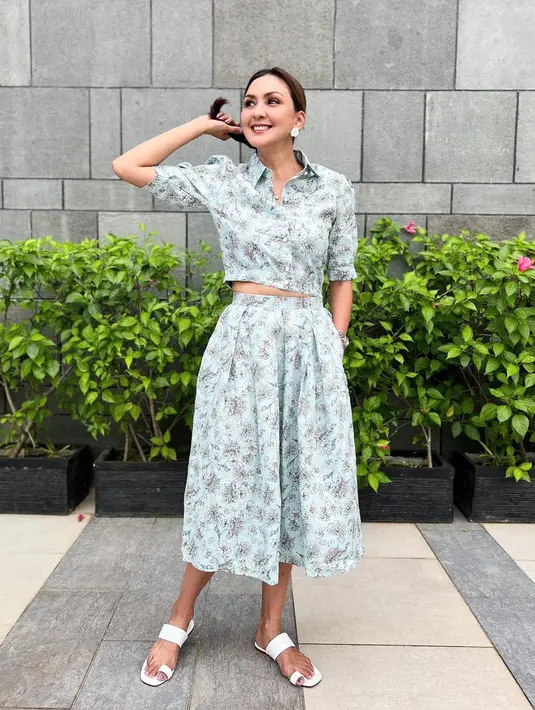 Kali ini, Donna tampil dengan outfit berwarna pastel. Ia memadukan kemeja crop dan rok bermotif floral. Sandal dan anting berwarna putih pun mempermanis penampilannya. (Instagram/dagnesia).