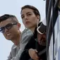 Cristiano Ronaldobersama Georgina Rodriguez saat mereka menonton sesi latihan kedua di arena pacuan kuda Monaco, di Monaco, Kamis, 23 Mei 2019. Melalui media sosial, pesepakbola usia 37 itu mengumumkan bahwa salah seorang dari bayi kembarnya meninggal dunia.(AP Photo/Luca Bruno, File)