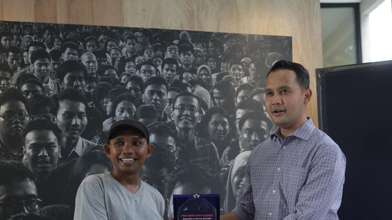 Fotografer Merdeka.com, Imam Buhori meraih penghargaan Megapolitan of The Year 2022-2023 kategori Pertamina Photo Single dalam pameran foto bertajuk Rekam Jakarta: Masa ke Massa di Taman Ismail Marzuki, Jakarta, Jumat (17/11/2023). Penghargaan itu diserah