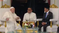 Paus Fransiskus dan Presiden Jokowi berbincang di beranda Istana Merdeka atau veranda talk, Rabu (4/9/2024). (Tangkapan Layar YouTube Sekretariat Presiden)