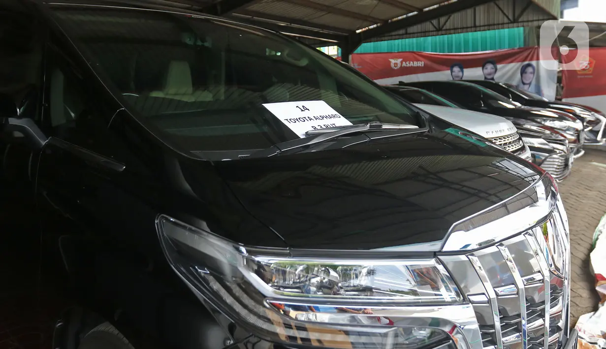 Salah satu kendaraan sitaan dari tersangka tindak pidana korupsi PT Asabri di Kantor Pusat PT ASABRI (Persero), Cawang, Jakarta, Sabtu (12/6/2021). Kejaksaan Agung melelang 16 mobil kelas menengah hingga mewah hasil sitaan terkait kasus korupsi PT Asabri. (Liputan6.com/Herman Zakharia)
