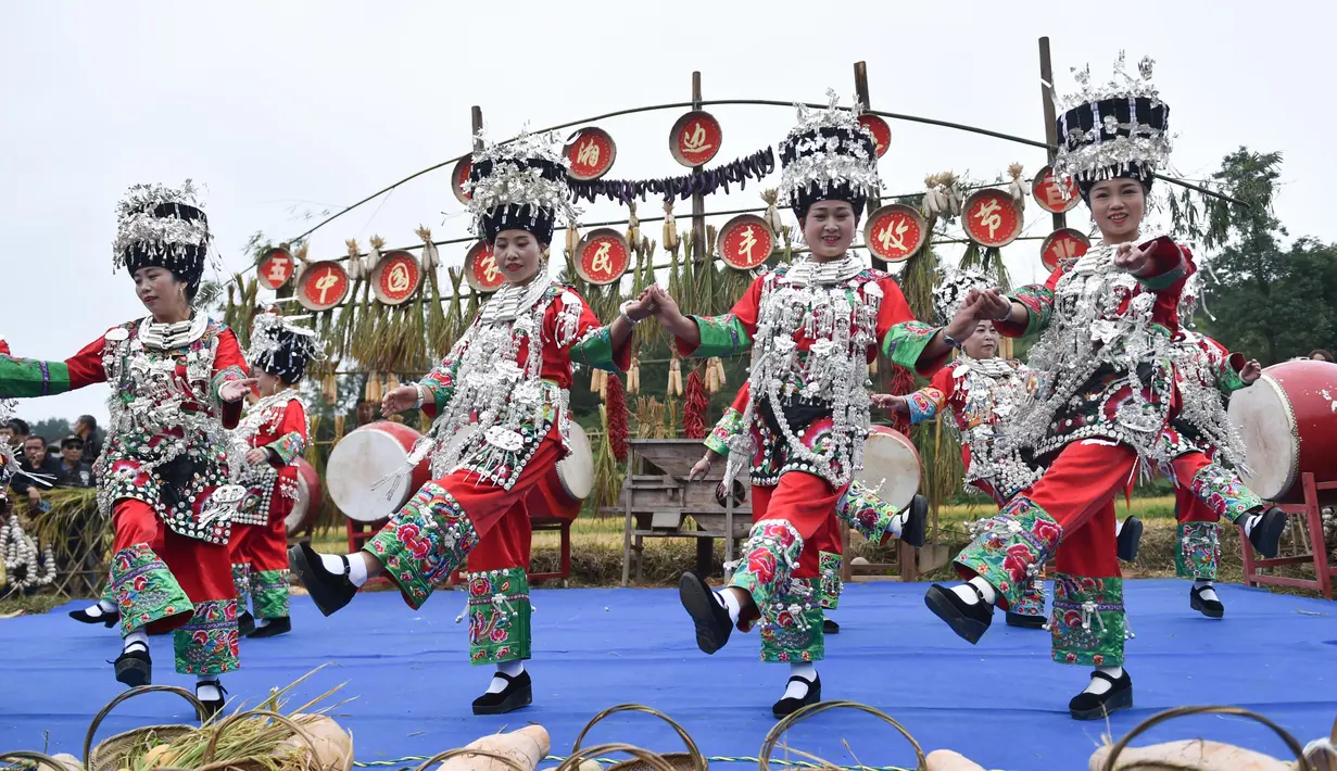 Warga yang mengenakan pakaian tradisional menari untuk memperingati panen raya di Desa Dangzao, Panshi, Kota Tongren, Provinsi Guizhou, China, 20 September 2020. Berbagai aktivitas digelar di seluruh negeri untuk menyambut festival panen petani China ketiga pada 22 September. (Xinhua/Long Yuanbin)
