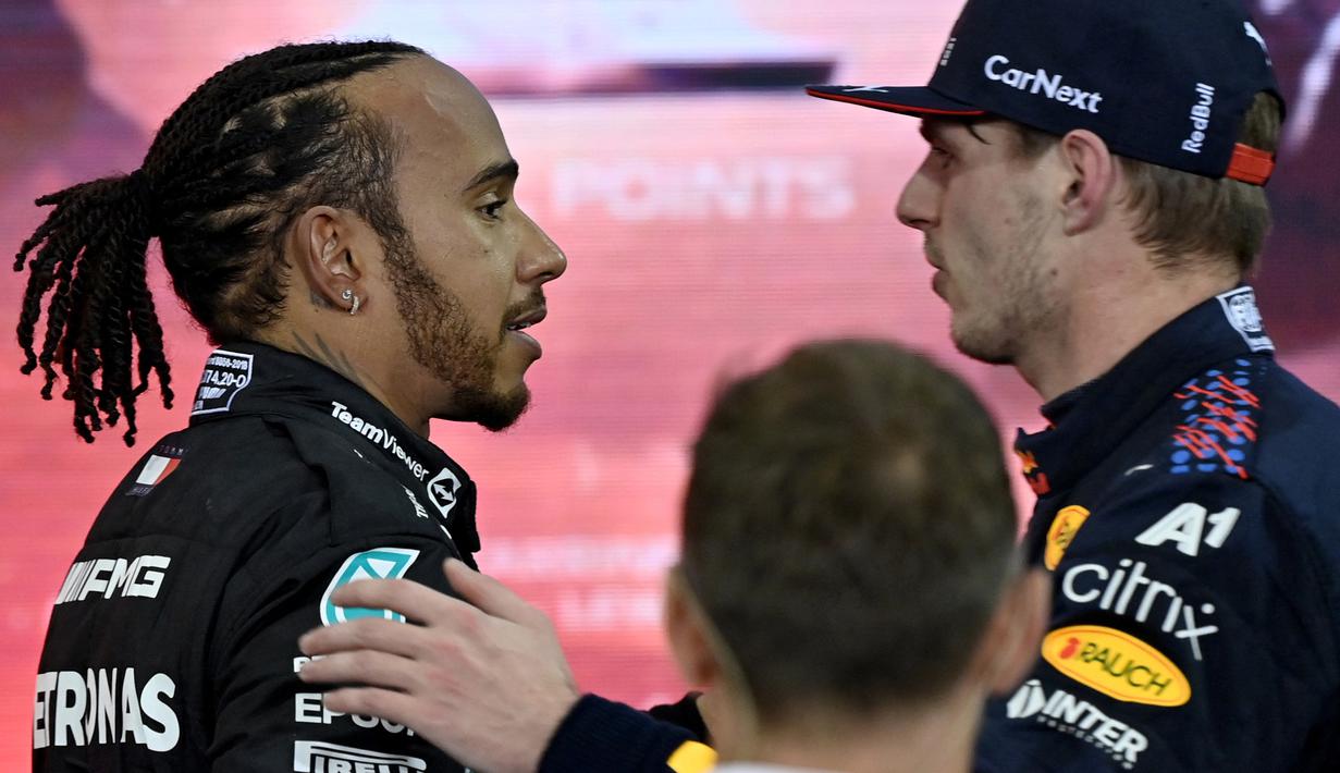 Verstappen dan Hamilton start di posisi pertama dan kedua. Persaingan keduanya langsung sengit selepas start. Keduanya sempat bersenggolan di tikungan ke-7, namun pemimpin balapan memutuskan tidak melakukan investigasi dan Lewis Hamilton memimpin balapan sangat dominan. (AFP/Andrej Isakovic)