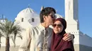 El Rumi unggah foto bersama sang bunda, Maia Estianty, saat ibadah Umroh. Maia Estianty dipeluk dan dicium El Rumi dalam balutan abaya dan hijab merah burgundy [@elelrumi]