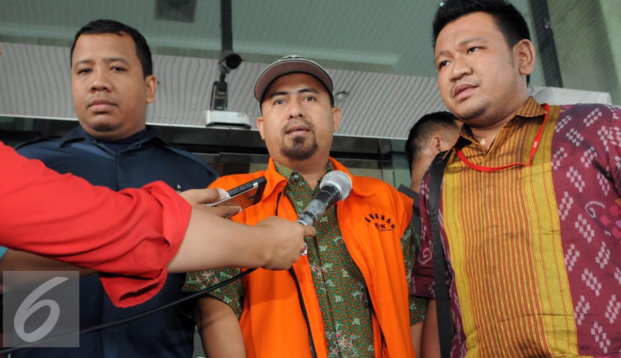 Kakak Saipul Jamil, Samsul Hidayatullah (tengah) keluar dari Gedung KPK, Jakarta, Kamis (11/8). Kasus dugaan suap pengurangan vonis Saipul Jamil siap disidangkan karena dinyatakan p21. (Liputan6.com/Helmi Afandi)