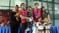 Mohammad Ahsan/Hendra Setiawan bersama keluarga di Bandara Soekarno Hatta, Cengkareng, Minggu (17/3/2019). (Bola.com/Wiwig Prayugi)