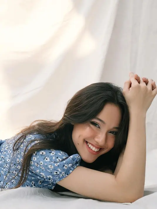 Ketika jalani pemotretan, pesona Yasmin Napper dengan lesung pipi andalannya ini membuatnya makin terlihat cantik. Makeup natural yang sangat cocok dengan tone kulitnya tentunya mendukung pesonanya agar semakin terpancar. Bahkan kolom komentar unggahan Yasmin Napper pun ramai memuji pesonanya. (Liputan6/IG/@yasminnapper)
