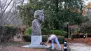 Jimmy Carter dikenang dalam komitmennya dalam menengahi Perjanjian Camp David antara Israel dan Mesir, serta komitmennya terhadap hak asasi manusia. (Alex Wroblewski/AFP)