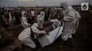 Suasana pemakaman jenazah dengan protokol covid-19 di TPU Rorotan, Jakarta, Rabu (14/7/2021). Jumlah penambahan kasus baru COVID-19 pada Rabu (14/7/2021) sebanyak 54.517 orang, sehingga total akumulatif sebanyak 2.670.046 orang di Indonesia terkonfirmasi positif corona. (Liputan6.com/Johan Tallo)