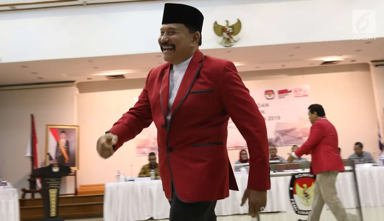 Ekspresi Ketua Umum PKPI, Hendropriyono saat menghadiri penyerahan nomor urut peserta Pemilu 2019 dalam rapat pleno terbuka di kantor KPU Pusat, Jumat (13/4). (Liputan6.com/Angga Yuniar)