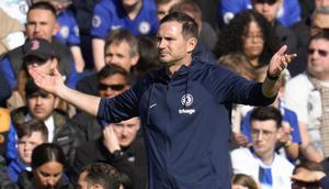 Ekspresi pelatih Chelsea, Frank Lampard, saat melawan Brighton and Hove Albion pada pekan ke-31 Premier League 2022/2023, di Stadion Stamford Bridge, Sabtu (15/4/2023). Chelsea menelan kekalahan ketiga beruntun di bawah asuhan Frank Lampard. (AP Photo/Kirsty Wigglesworth)