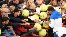 Petenis Spanyol Rafael Nadal memberikan tanda tangan kepada para penggemar jelang bertanding melawan rekan senegaranya Fernando Verdasco pada Turnamen Tenis ATP di Hamburg, Jerman, Selasa (28/7/2015). (EPA/Daniel Bockwoldt)