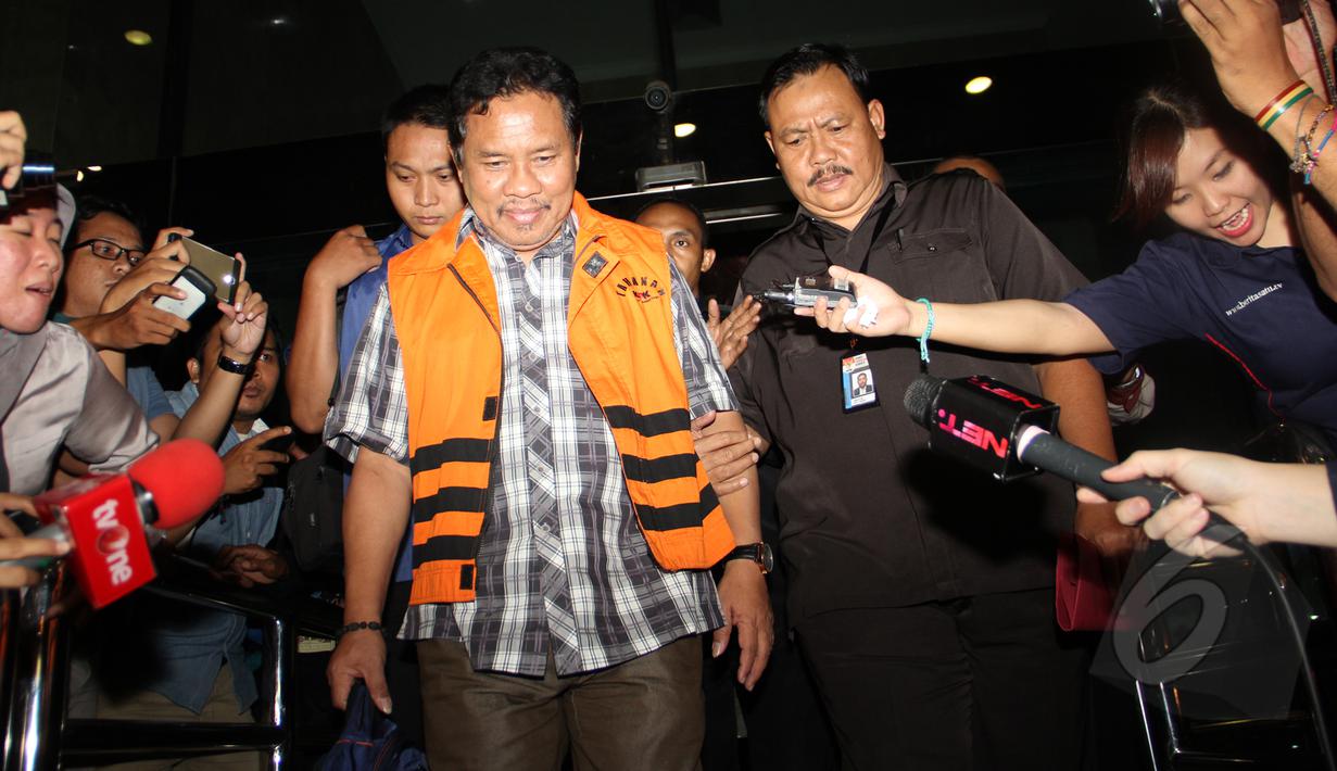 Zaini Arony berjalan keluar gedung usai menjalani pemeriksaan di KPK, Jakarta, selasa (17/3/2015). Ia diperiksa terkait kasus dugaan pemerasan proses permohonan izin di Lombok Barat.(Liputan6.com/Helmi Afandi)