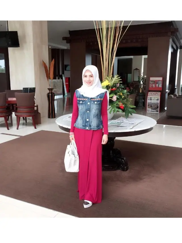 6 Pesona Benazir Endang, Istri Muda Limbad yang Meminta Diceraikan