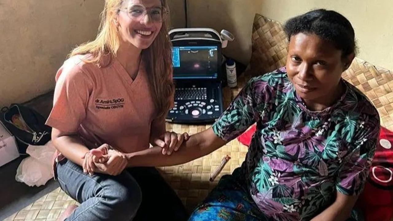 Viral Momen Dokter Setir Mobil Ambulan untuk Jemput Dua Pasiennya yang Hamil, Aksinya Banjir Pujian Warganet