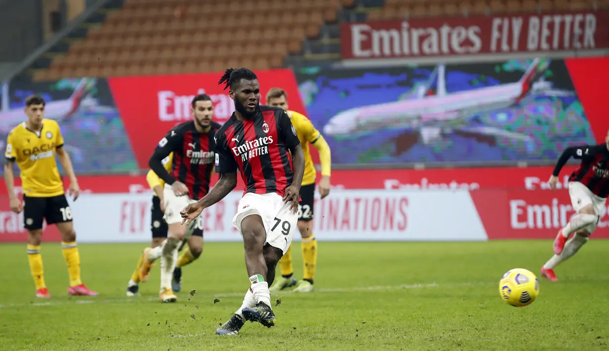 Gelandang AC Milan, Franck Kessie melakukan eksekusi penalti yang berbuah gol penyeimbang 1-1 ke gawang Udinese di masa injury time dalam laga lanjutan Liga Italia 2020/21 pekan ke-25 di San Siro Stadium, Rabu (3/3/2021). AC Milan bermain imbang 1-1 dengan Udinese. (AP/Antonio Calanni)