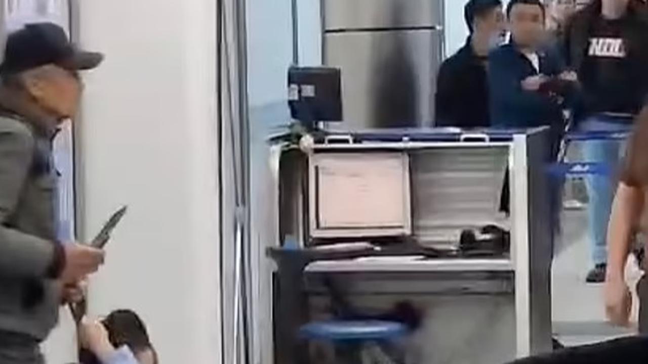 Dramatis, VIDEO Detik-Detik Aksi Heroik Mantan Petinju Berhasil Gagalkan Penyanderaan di Bandara Kazakhstan