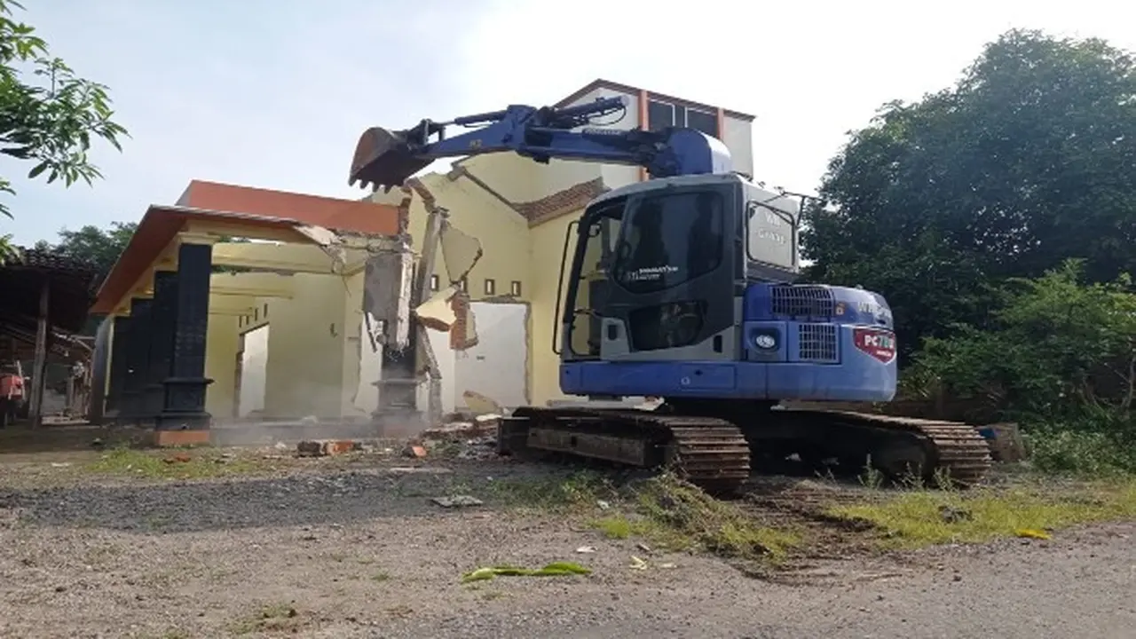 Kinan Layangan Putus di Ponorogo, Bongkar Rumah Pakai Ekskavator