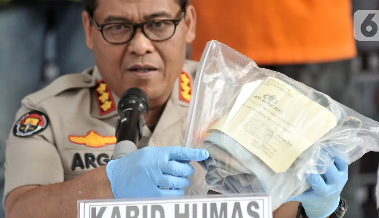 Kabid Humas Polda Metro Jaya Kombes Pol Argo Yuwono menunjukkan barang bukti kasus pembunuhan Rieke Andrianti di Mapolda Metro Jaya, Jakarta, Senin (11/11/2019). Polisi menyita barang bukti berupa pisau, selimut, dan pakaian. (merdeka.com/Iqbal Nugroho)