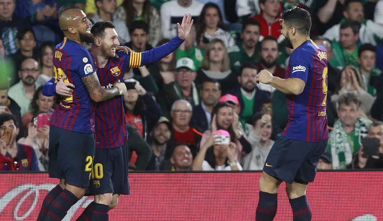 Para pemain Barcelona merayakan gol yang dicetak oleh Lionel Messi ke gawang Real Betis pada laga La Liga 2019 di Stadion Benito Villamarin, Minggu (17/3). Barcelona menang 4-1 atas Real Betis. (AP/Miguel Morenatti)
