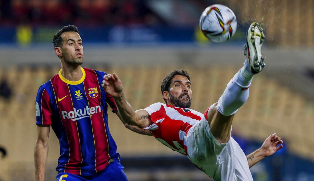 Pemain Athletic Bilbao, Raul Garcia, menendang bola saat melawan Barcelona pada laga final Piala Super Spanyol di Stadion La Cartuja, Minggu (17/1/2021). Athletic Bilbao menang 3-2 atas Barcelona. (AP/Miguel Morenatti)