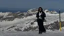Nikmati dinginnya salju di Swiss, Nina Zatulini tampil serba hitam dengan dress dan cardigan putih [@ninazatulini22]