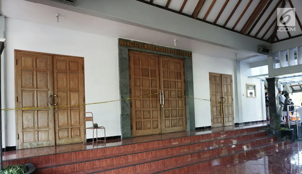 Penampakan dari luar usai penyerangan di Gereja St Lidwina Bedog, Sleman, Yogyakarta, Minggu (11/2). Dalam penyerangan tersebut terduga pelaku membawa senjata tajam. (Liputan6.com/Arya Manggala)