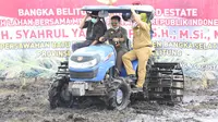 Mentan Syahrul Yasin Limpo (SYL) bersama Gubernur Kepulauan Bangka Belitung, Erzaldi Rosman melakukan olah tanam dan tanam perdana di lahan rawa seluas 7.100 hektar yang merupakan program optimalisasi lahan sawah.