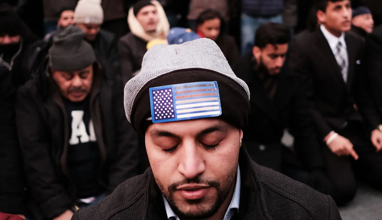 Seorang pengunjuk rasa dari komunitas Yaman terlihat Khusyu saat melakukan salat berjamaah saat aksi memprotes perintah eksekutif Donald Trump di New York, AS (2/2). (Spencer Platt / Getty Images / AFP)