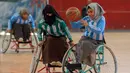 Wanita penyandang disabilitas mengambil bagian dalam kejuaraan bola basket kursi roda lokal di Sanaa, Yaman, 8 Desember 2019. Sanaa telah berada di bawah kendali pemberontak sejak 2014. (MOHAMMED HUWAIS/AFP)