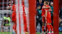 Penyerang Bayern Munich asal Inggris #09, Harry Kane, merayakan gol pembuka bersama rekan satu timnya dalam pertandingan divisi satu Bundesliga Jerman, FC Bayern Munich vs BVB Borussia Dortmund, di Munich, Jerman Selatan, pada 18 Oktober 2025. (Alexandra BEIER/AFP)