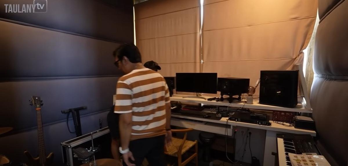 8 Potret Studio Ayudia Bing Slamet dan Ditto Percussion yang Kini Tinggal di Bali, Tampak Minimalis - Ada Balkon dengan Pemandangan Indah