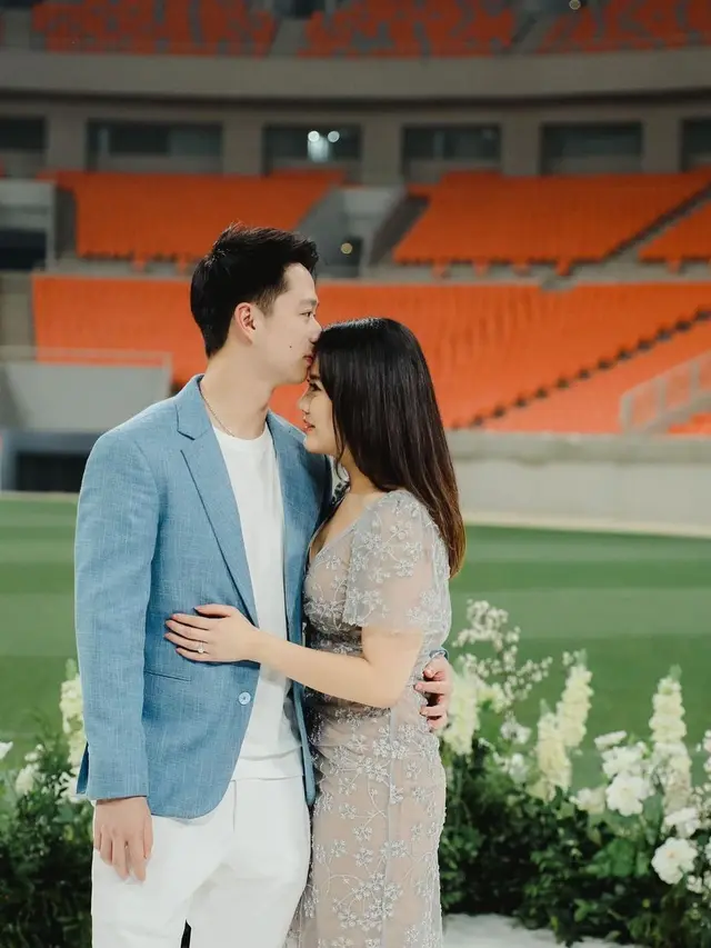 Peluk dan Cium Kevin Sanjaya Saat Lamar Valencia Tanoesoedibjo