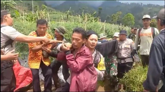 Tim gabungan pencarian pendaki remaja asal Karawang, akhirnya menemukan EGP (16), pendaki remaja asal Kampung Sukaseuri, Desa Sarimulya, Kecamatan Kota Baru, Karawang, di Gunung Cikuray, Jumat pagi (16/05/2025). (liputan6.com/Jayadi Supriadin)