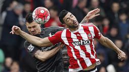 Pemain Liverpool, Dejan Lovren (kiri) berduel dengan pemain Southampton, Graziano Pelle pada lanjutan liga Inggris pekan ke-31 di Stadion St Mary, Southampton, Minggu (20/3/2016) WIB. (AFP/Adrian Dennis)
