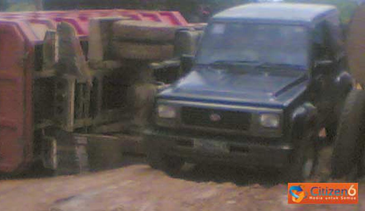 Citizen6, Samarinda: Keadaan jalan raya di salah satu daerah yang termasuk dalam Jalan Poros Samarinda-Berau rusak parah. Jalan ini telah mengakibatkan truk terguling. (Pengirim: Indista)