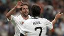 Pemain Real Madrid Ruud van Nistelrooy (kiri) dan Raul Gonzalez (kanan) melakukan perayaan usai mencetak gol saat pertandingan melawan Bate Barisov di Stadium Santiago Bernabeu, Spanyol, Rabu (17/9/2008). (EPA/Zipi)