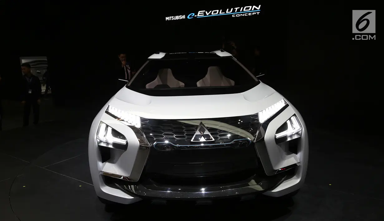 Mobil e-Volution Concept Mitsubishi diperkenalkan pada GAIKINDO Indonesia International Auto Show (GIIAS) 2018 di ICE BSD, Tangsel, Kamis (2/8). Mobil SUV dengan penggerak listrik dipadukan sistem Artificial Intelligence. (Liputan6.com/Fery Pradolo)