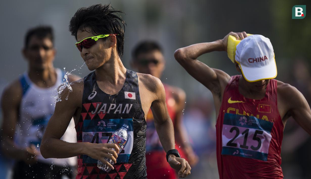 Pejalan cepat Jepang, Satoshi Maruo, melepas dahaga saat menyelesaikan lomba nomor jalan cepat 50 kilometer cabang atletik Asian Games XVIII di Senayan, Jakarta, Kamis (29/8/2018). (Bola.com/Vitalis Yogi Trisna)