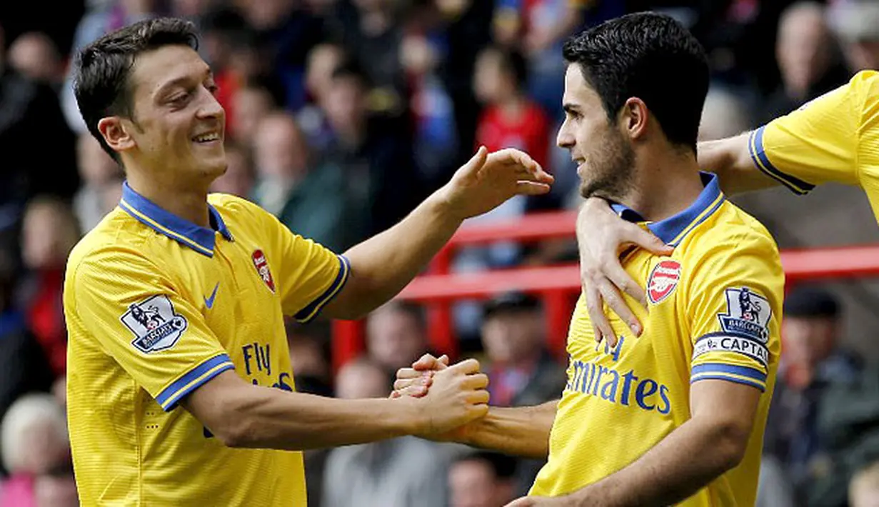 Selebrasi Mikel Arteta bersama Mesut Ozil pada pertandingan Liga Premier Inggris antara Crystal Palace vs Arsenal di Selhurst Park, London (26/10/2013). (AFP/Ian Kington).