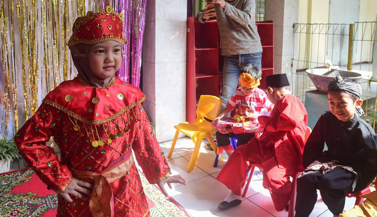 Sebagai informasi, Hari Kartini diperingati setiap tanggal 21 April untuk menghormati kelahiran Kartini, yang dikenal atas perjuangannya dalam memperjuangkan hak perempuan, khususnya di bidang pendidikan dan kesetaraan. Tampak dalam foto, salah satu siswa mengikuti pergelaran busana tradisional saat peringatan Hari Kartini di Taman Kanak-Kanak Hidayatusshibyan, Cinere, Depok, Jawa Barat, Selasa (21/4/2026). (merdeka.com/Arie Basuki)