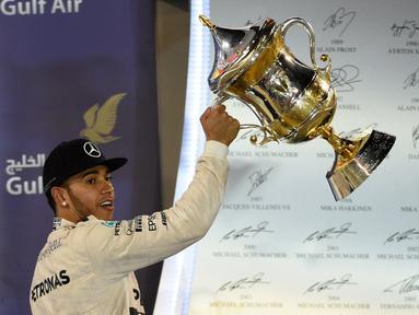 Lewis Hamilton meraih gelar ketiganya musim ini di GP Bahrain. (photo by AFP/FAYEZ NURELDINE)