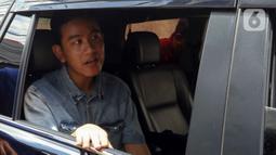 Gibran tiba sekitar pukul 11.00 WIB. Dia mengenakan kemeja biru berbahan jin. (Liputan6.com/Herman Zakharia)