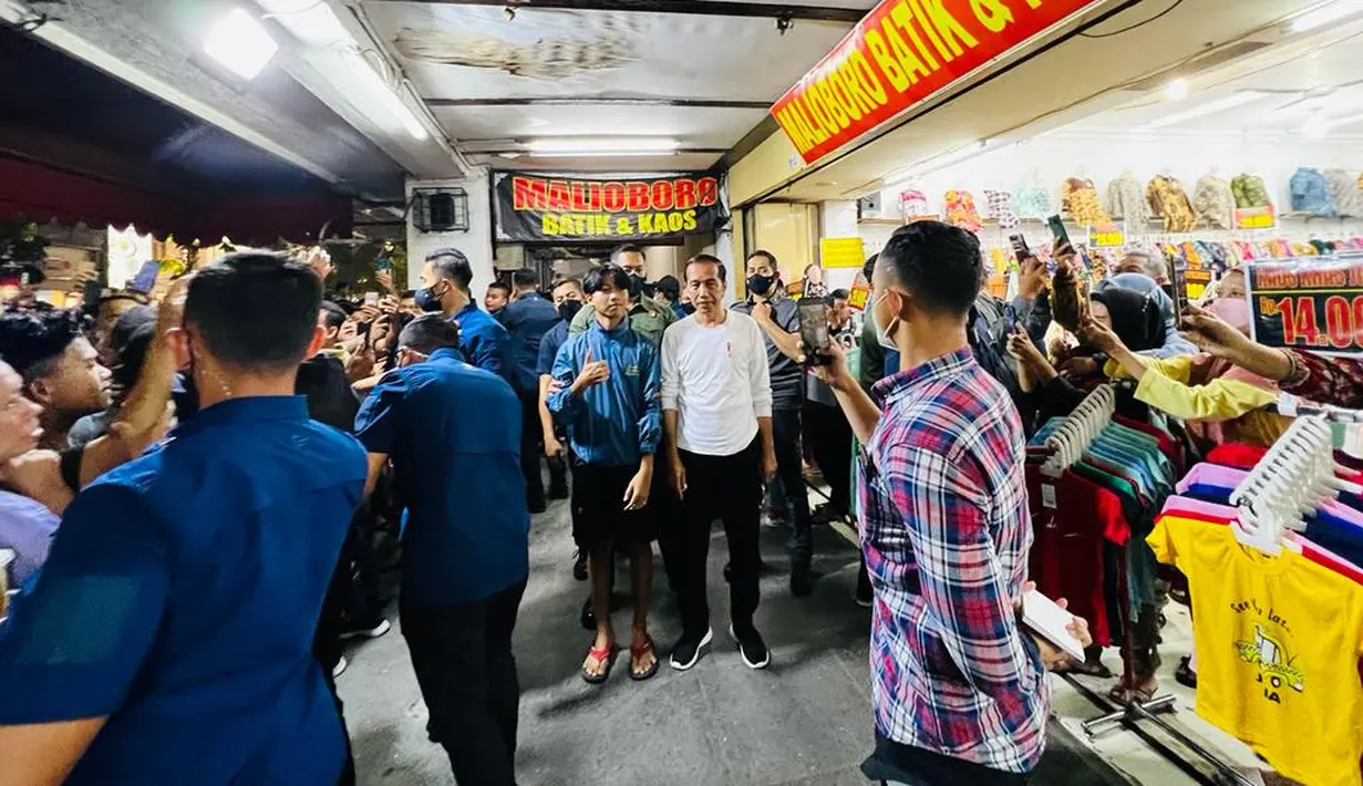 Presiden Joko Widodo berfoto dengan warga di kawasan Malioboro, Daerah Istimewa Yogyakarta pada Sabtu malam, 15 Oktober 2022. Presiden Joko Widodo dengan pengawalan minimal dari Paspampres menyapa wisatawan dan masyarakat Yogyakarta di kawasan Malioboro. (Foto: Laily Rachev - Biro Pers Sekretariat Presiden)